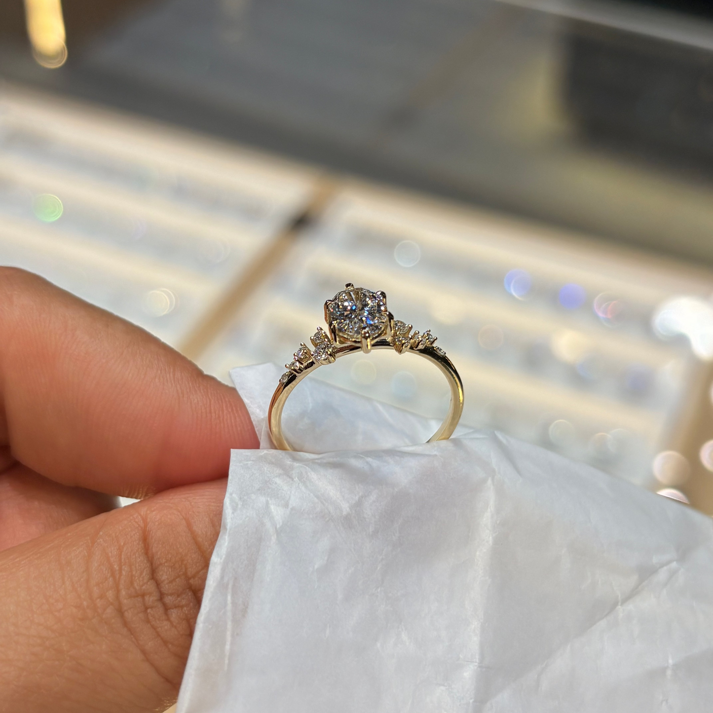 Anillo Ariel en oro con diamante de laboratorio corte Oval 1.00 ct. 6 uñas