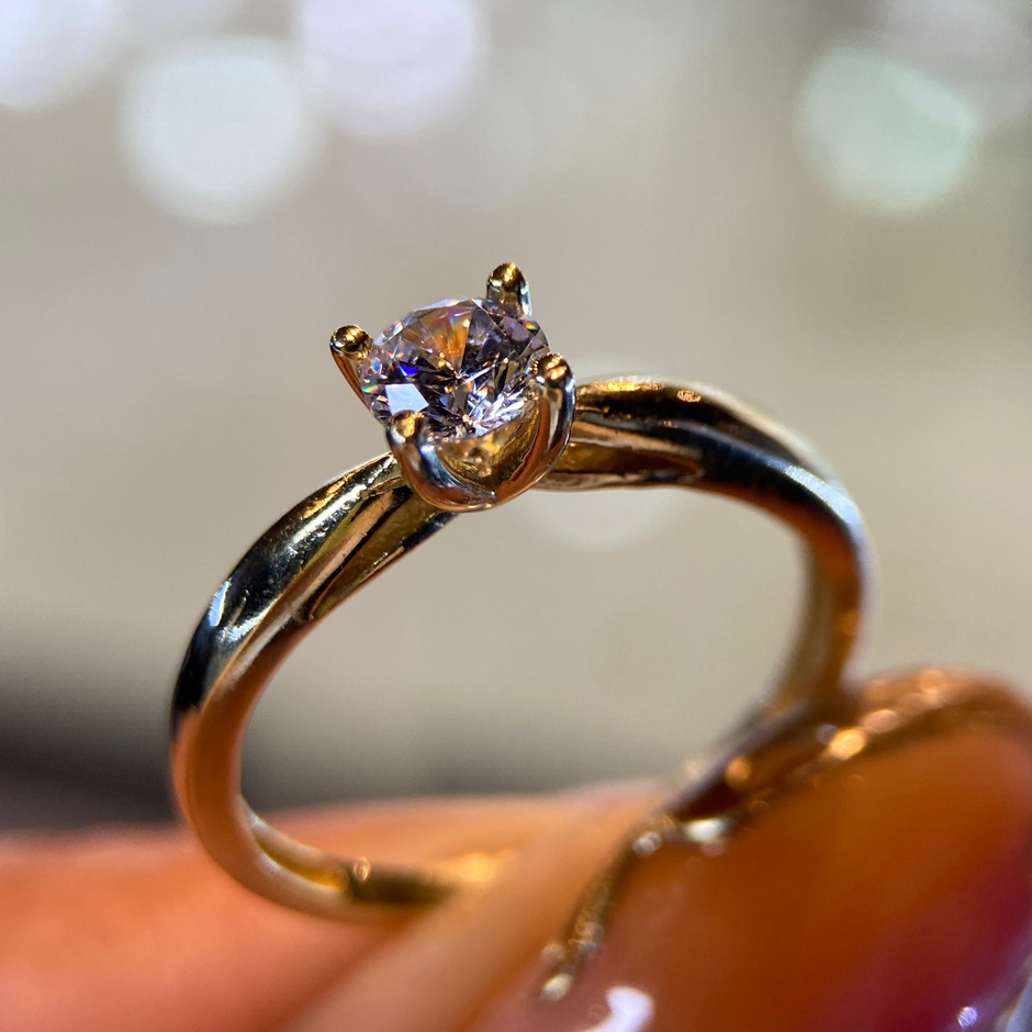 Anillo de compromiso en oro
