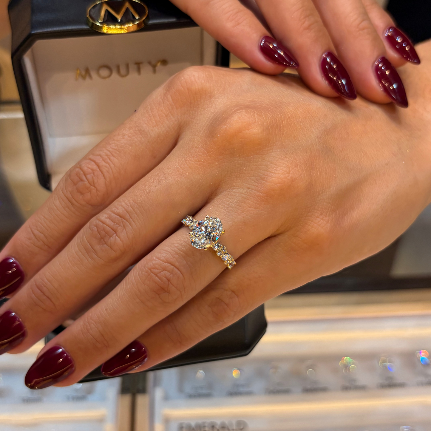 Anillo Danna en oro con diamante de laboratorio corte oval 2.00 ct