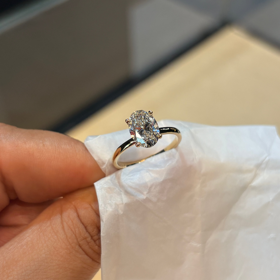 Anillo Cenit en oro con diamante de laboratorio corte oval 2.00 ct