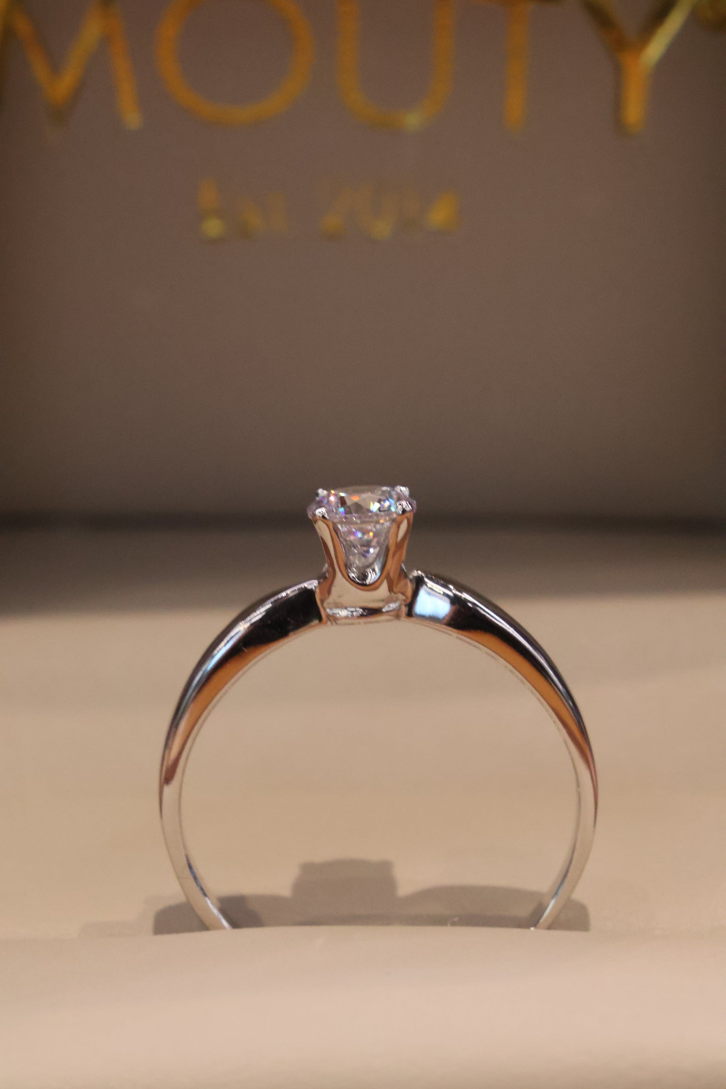 Anillo en Oro Blanco 10k con Circonias Mod. 16012
