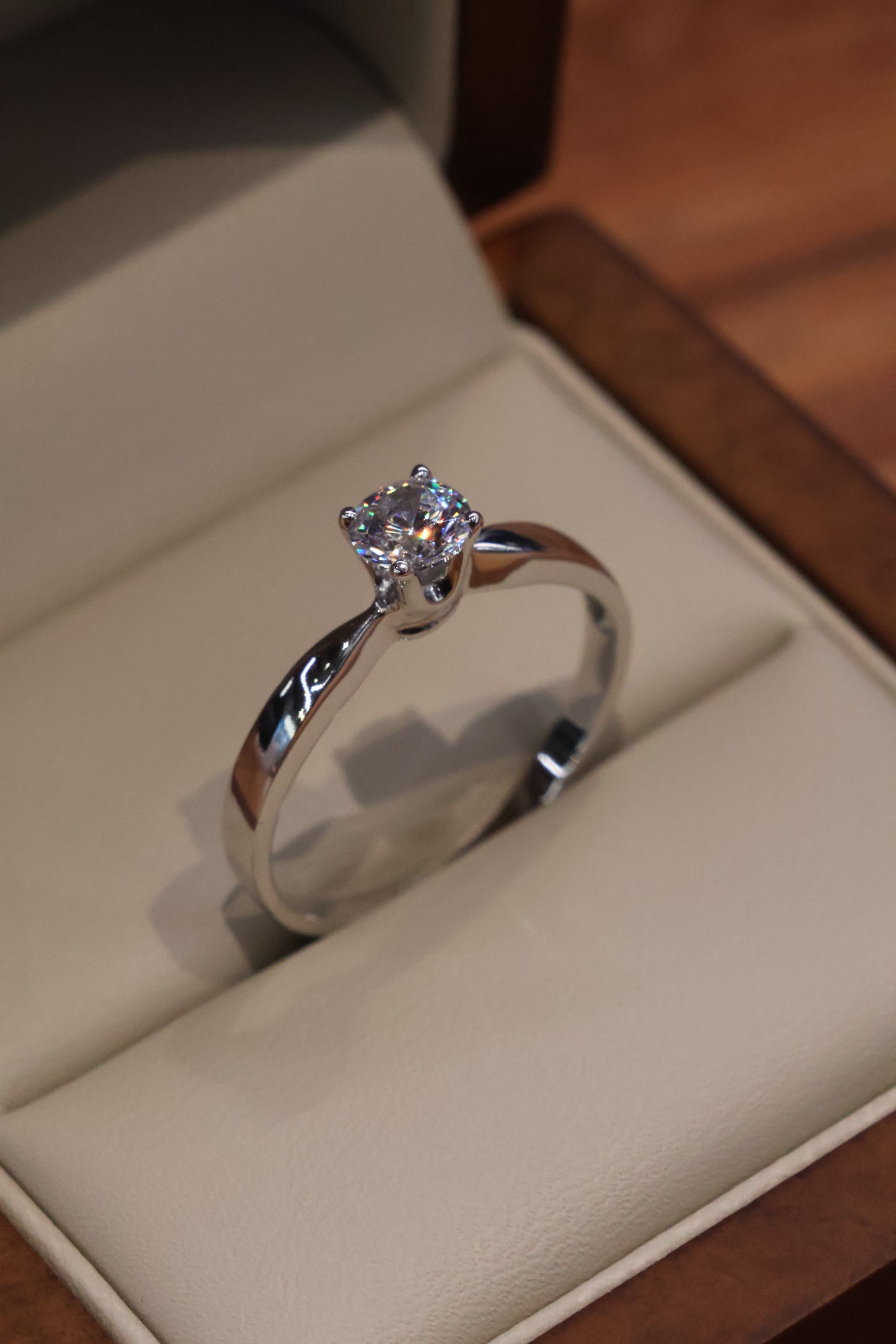 Anillo en Oro Blanco 10k con Circonias Mod. 16012