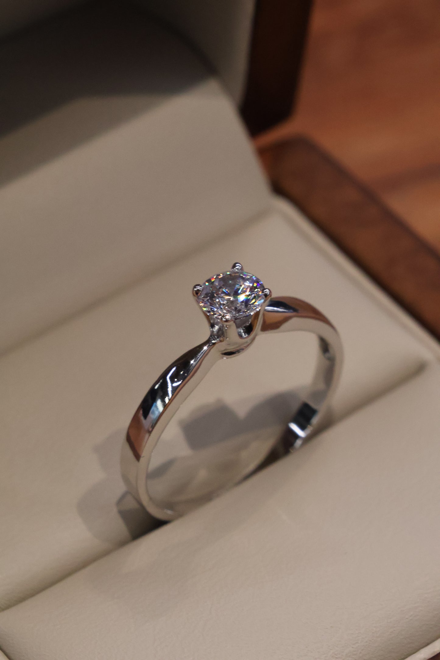 Anillo en Oro Blanco 10k con Circonias Mod. 16012