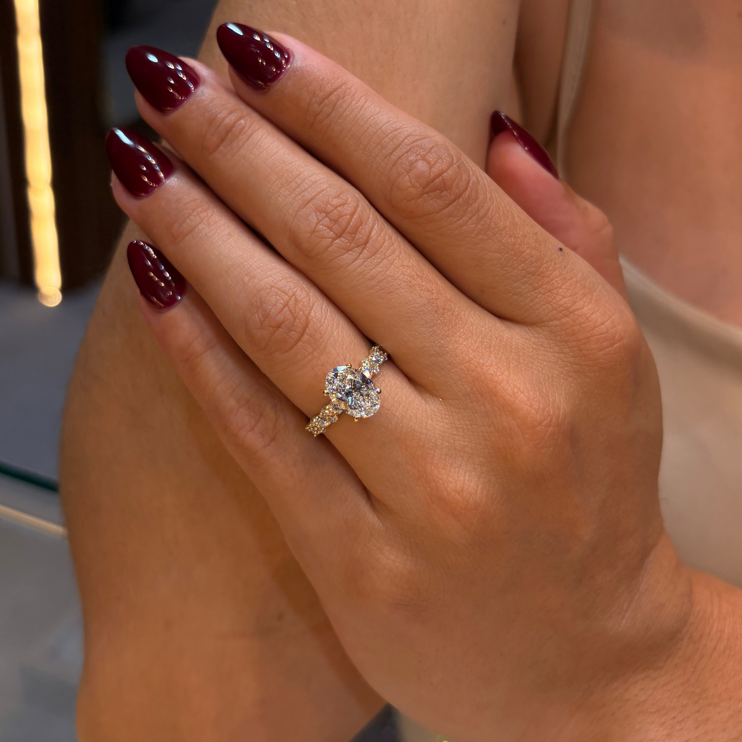Anillo Danna en oro con diamante de laboratorio corte oval 2.00 ct