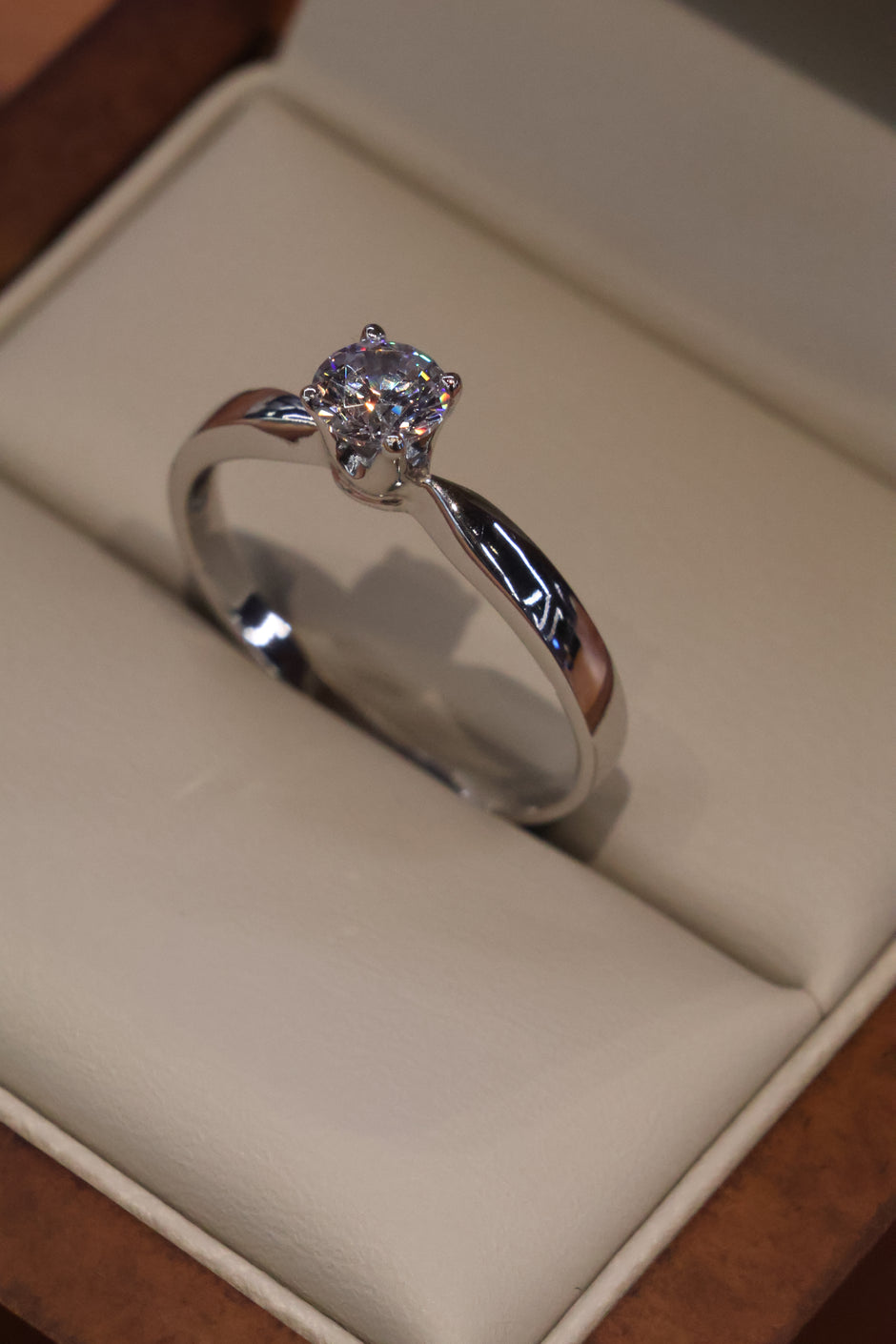 Anillo en Oro Blanco 10k con Circonias Mod. 16012