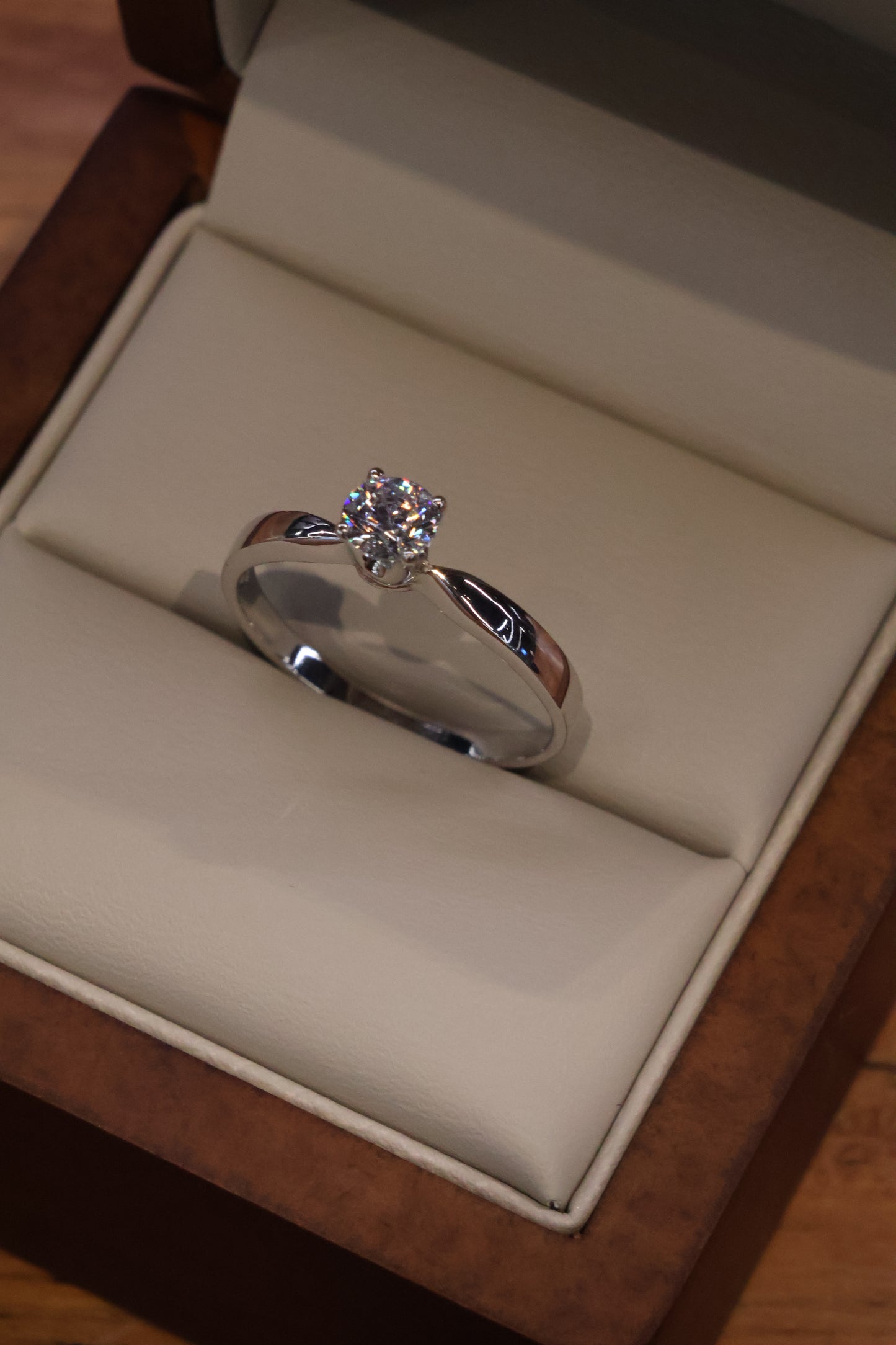 Anillo en Oro Blanco 10k con Circonias Mod. 16012