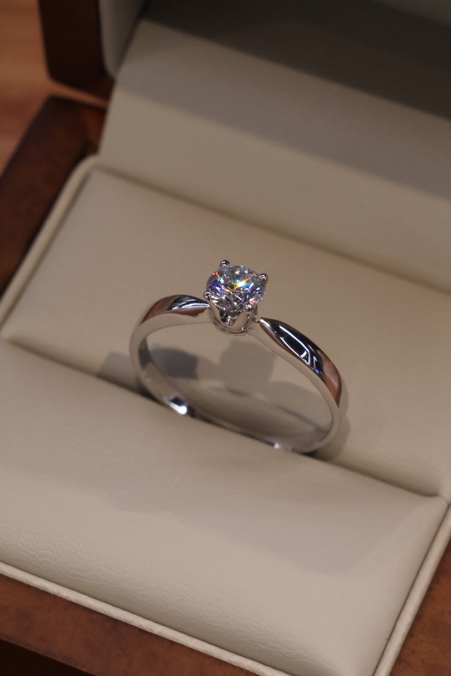 Anillo en Oro Blanco 10k con Circonias Mod. 16012