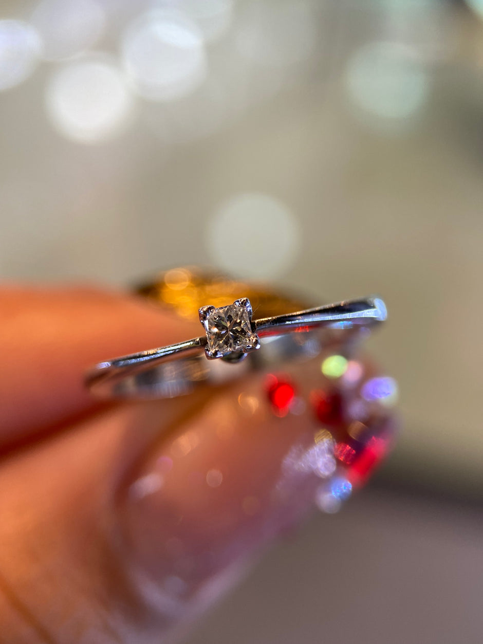 Anillo en Oro Blanco de 14k con Diamante Natural .10cts  Mod: OF1015