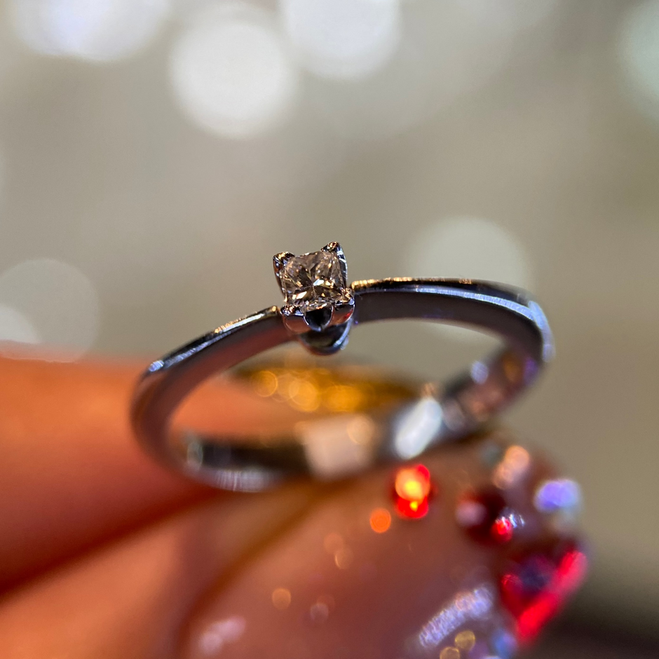 Anillo en Oro Blanco de 14k con Diamante Natural .10cts  Mod: OF1015