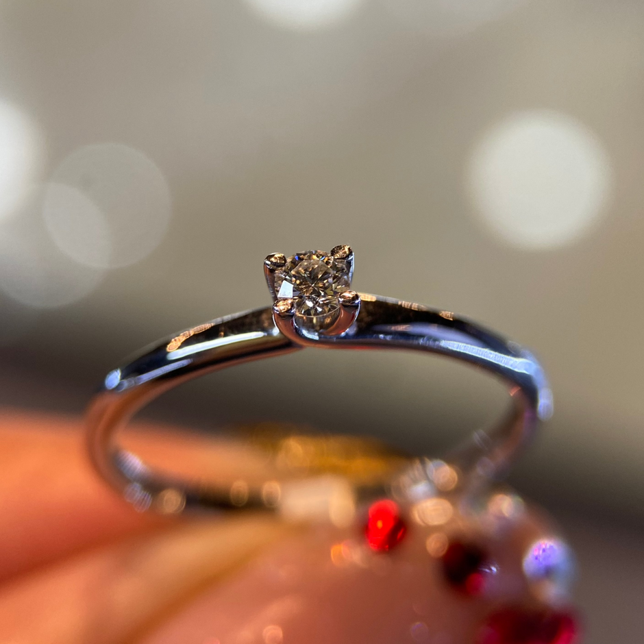 Anillo en Oro Blanco de 14k con Diamante Natural .09cts  Mod: OF1585