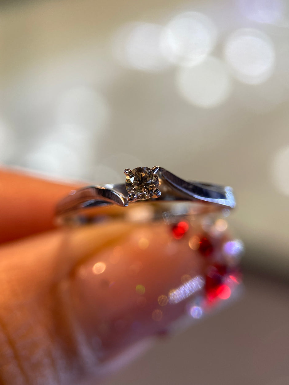 Anillo en Oro Blanco de 14k con Diamante Natural .14cts  Mod: OF1885