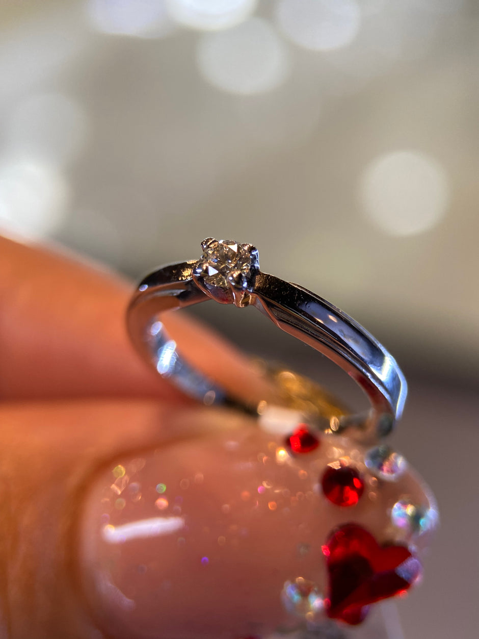 Anillo en Oro Blanco de 14k con Diamante Natural .10cts  Mod: OF1582