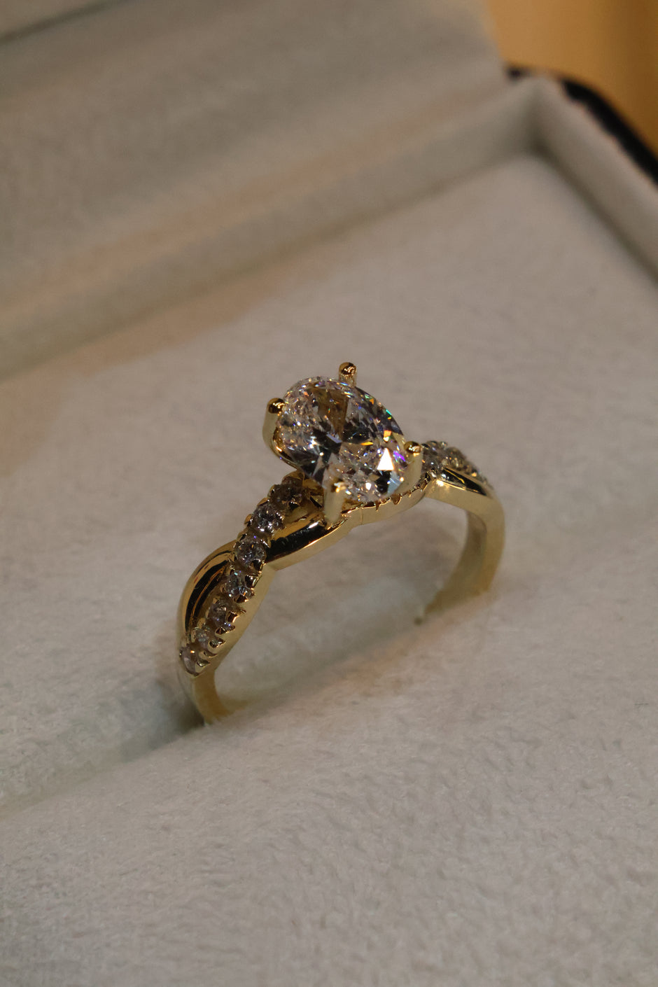 Anillo Zacil en oro con diamante de laboratorio corte oval 1.00ct