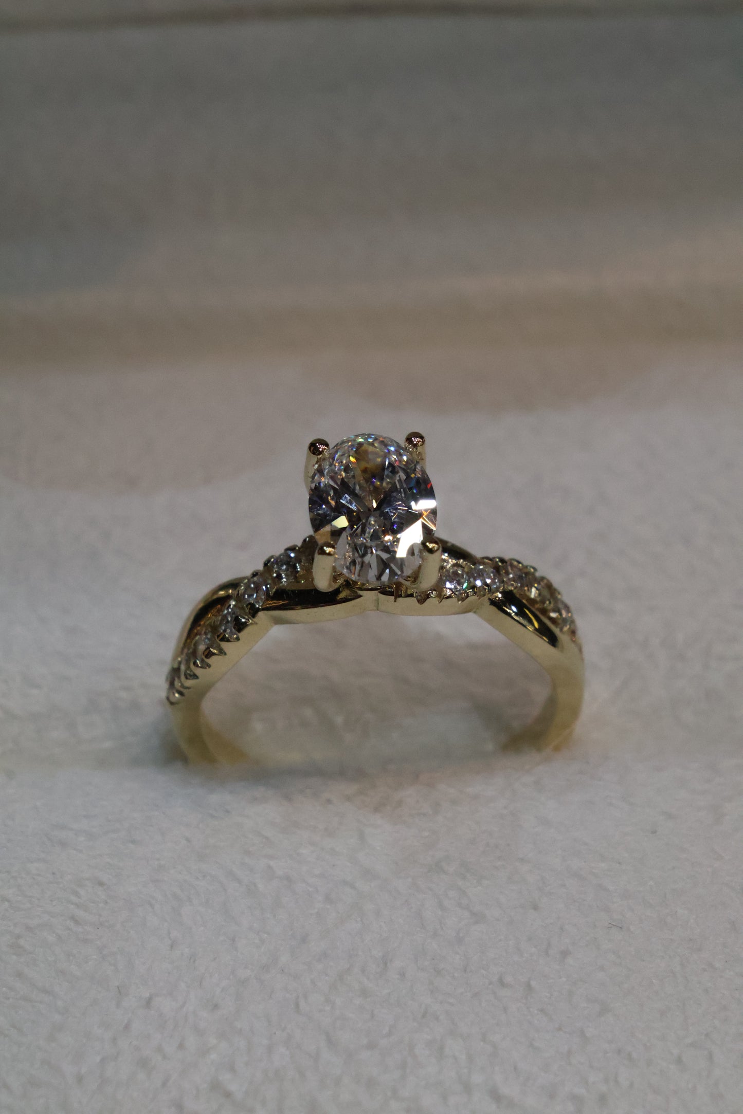 Anillo Zacil en oro con diamante de laboratorio corte oval 1.00ct