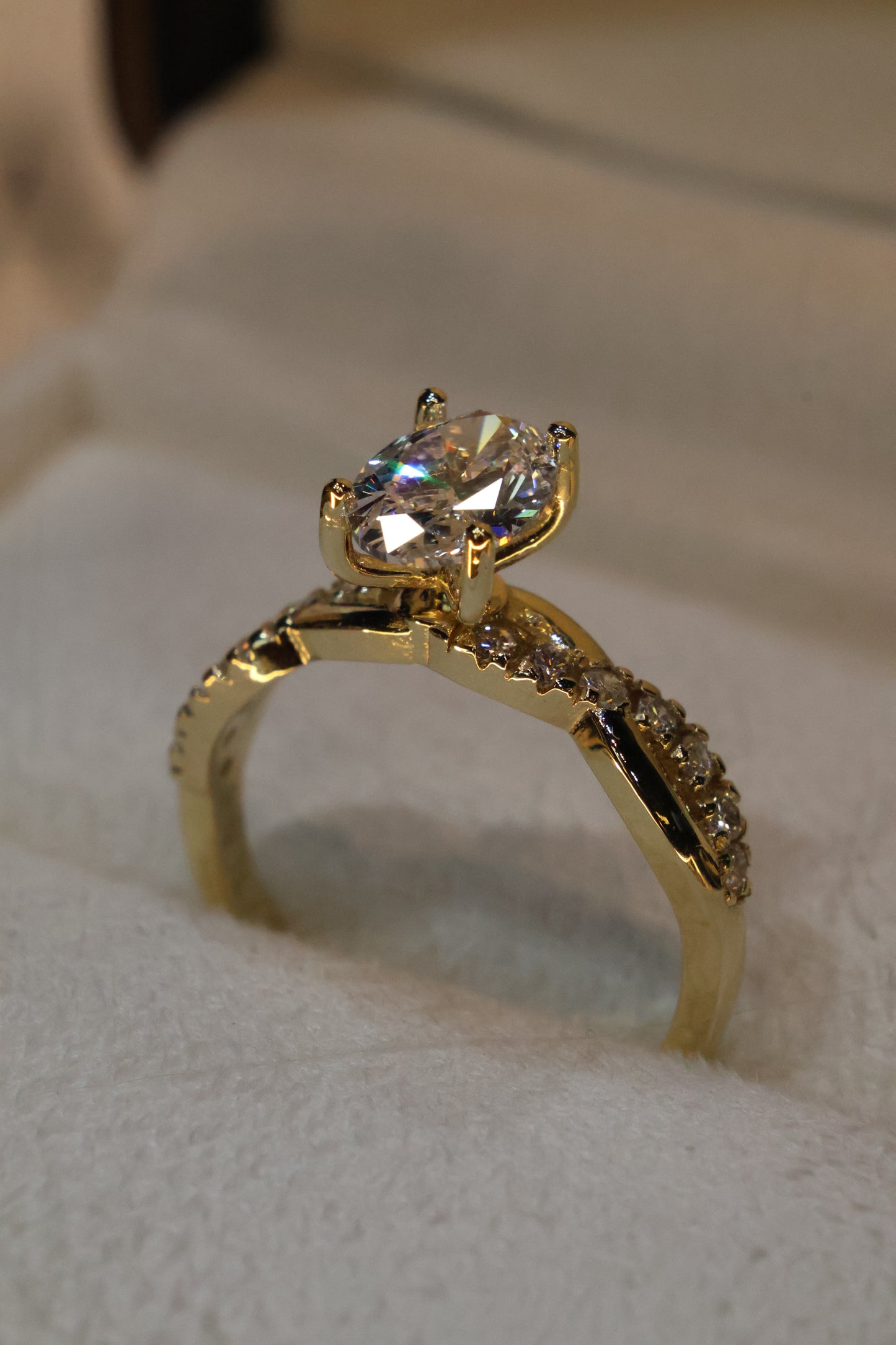 Anillo Zacil en oro con diamante de laboratorio corte oval 1.00ct