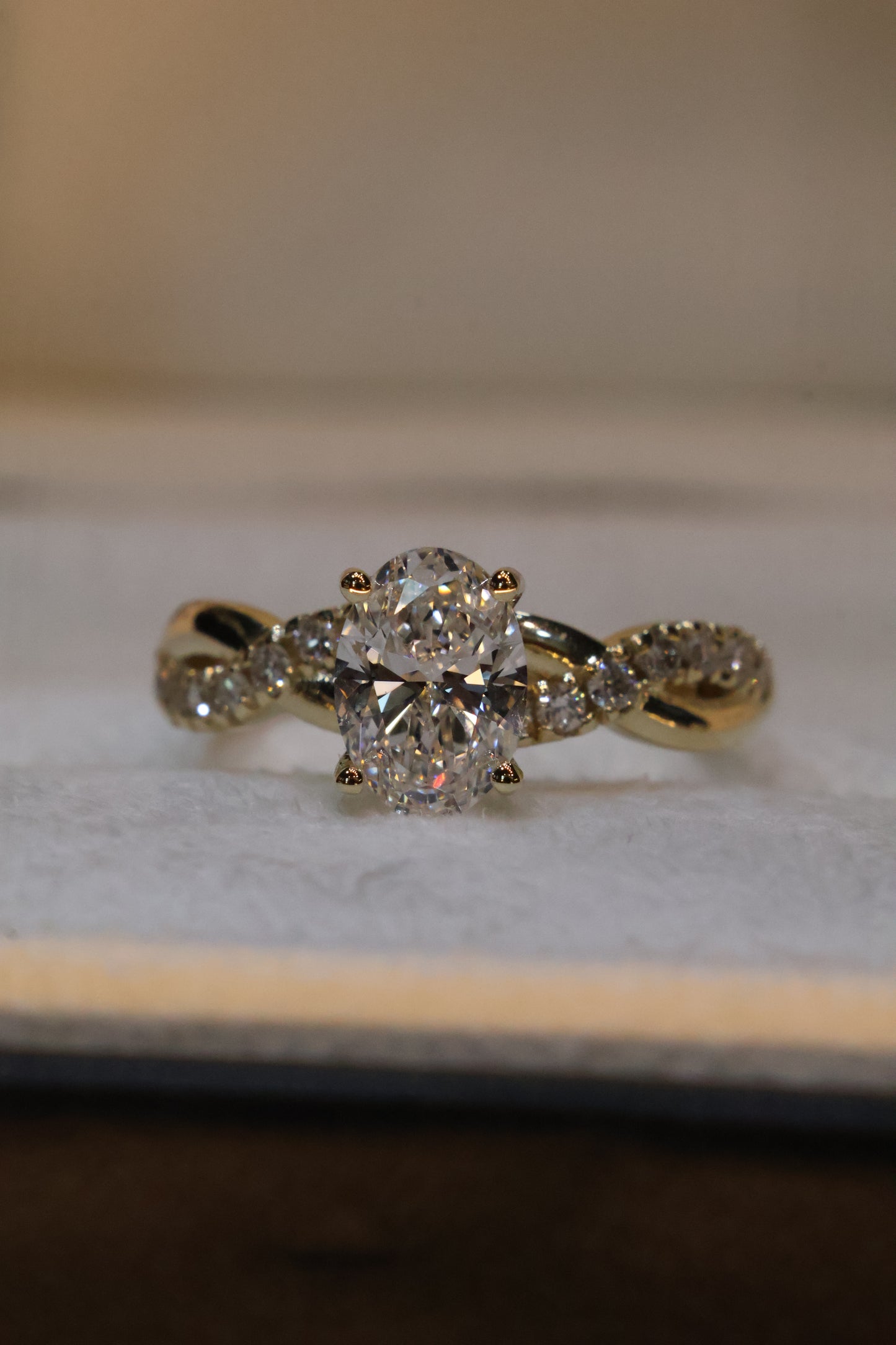 Anillo Zacil en oro con diamante de laboratorio corte oval 1.00ct