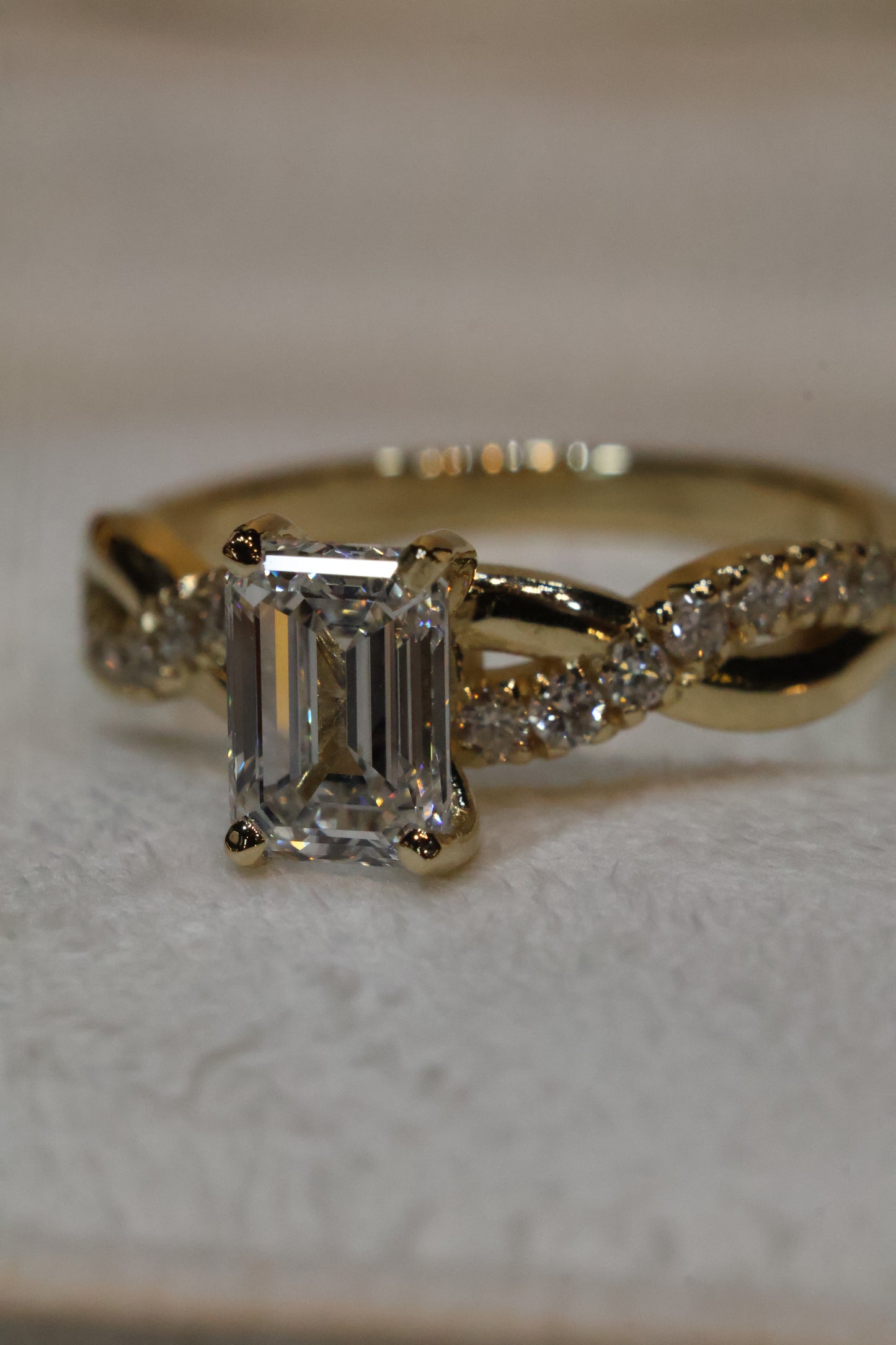 Anillo Zacil en oro con diamante de laboratorio corte esmeralda 1.00ct