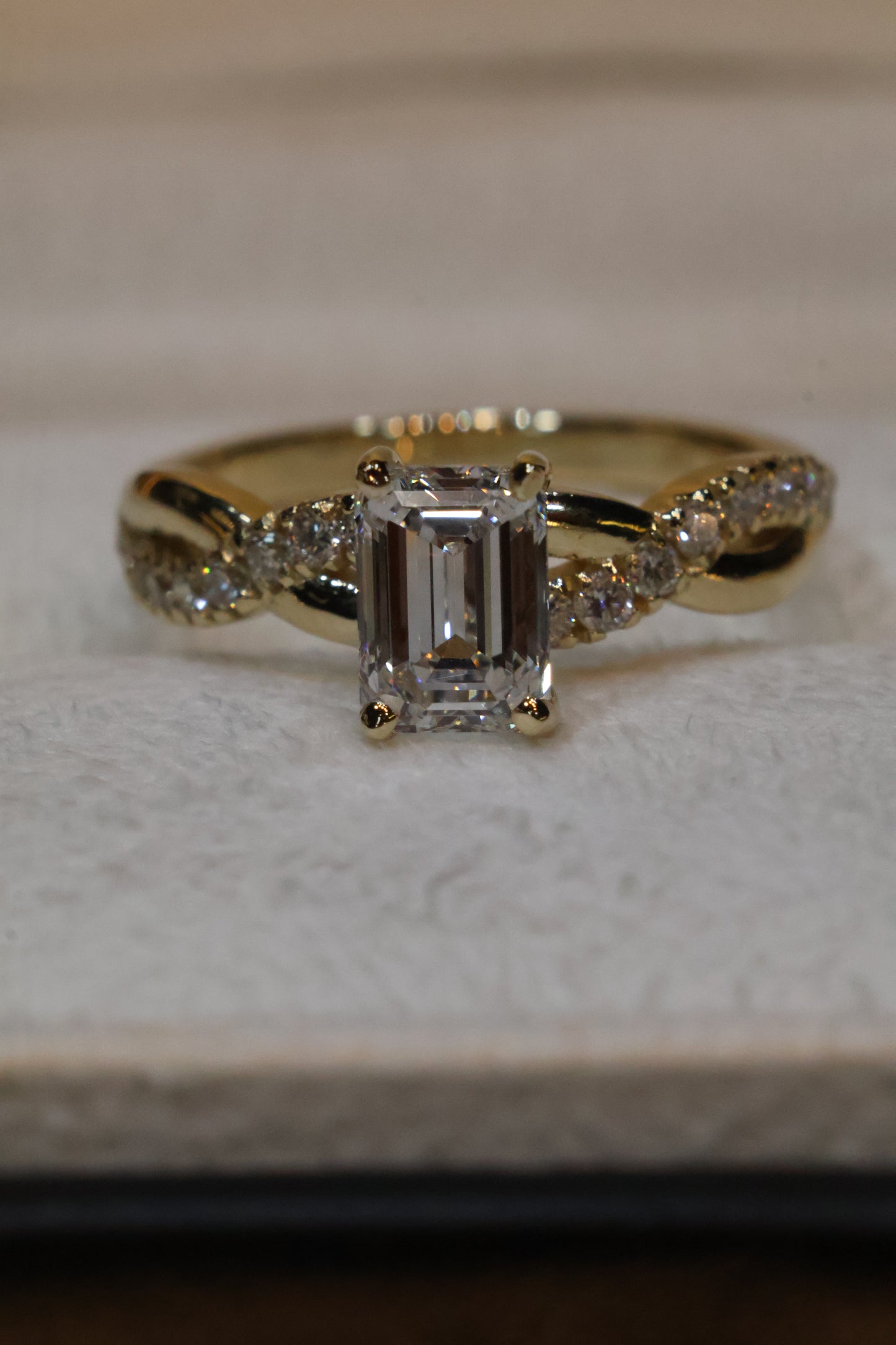 Anillo Zacil en oro con diamante de laboratorio corte esmeralda 1.00ct