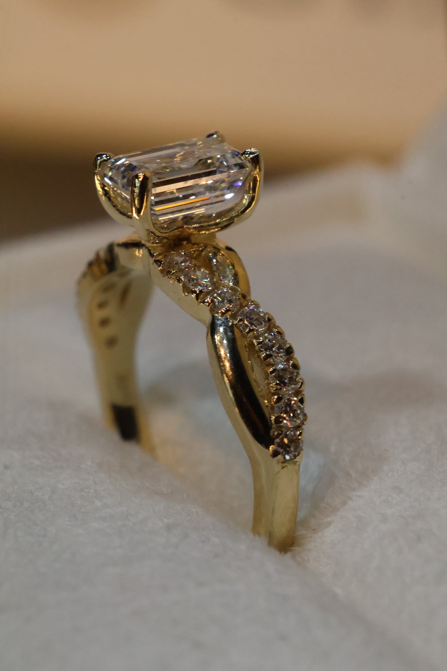 Anillo Zacil en oro con diamante de laboratorio corte esmeralda 1.00ct