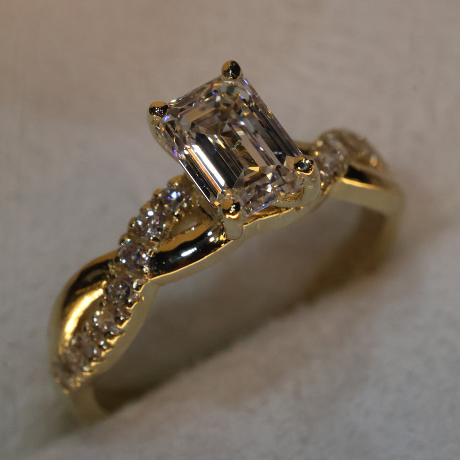 Anillo Zacil en oro con diamante de laboratorio corte esmeralda 1.00ct