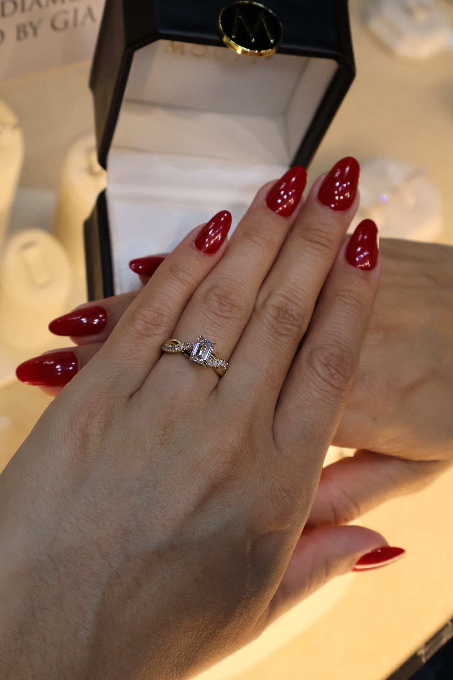 Anillo Zacil en oro con diamante de laboratorio corte esmeralda 1.00ct
