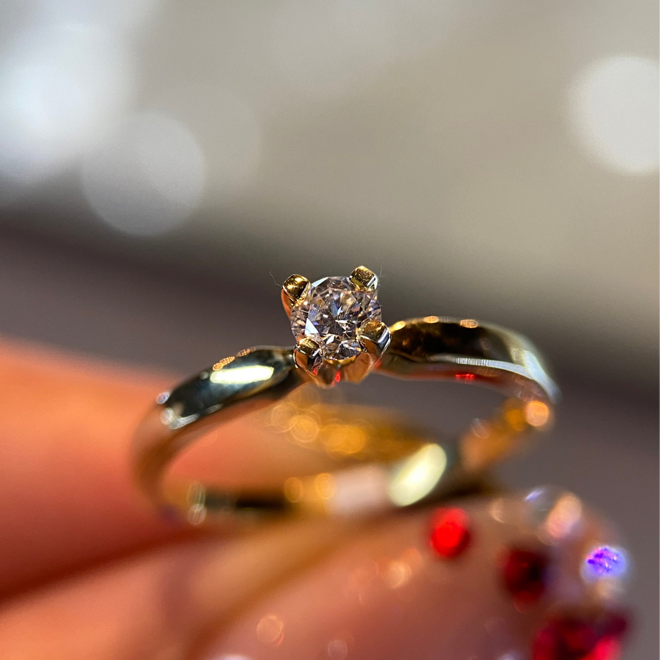 Anillo en Oro Amarillo 14k con Diamante Natural .18cts OF2144