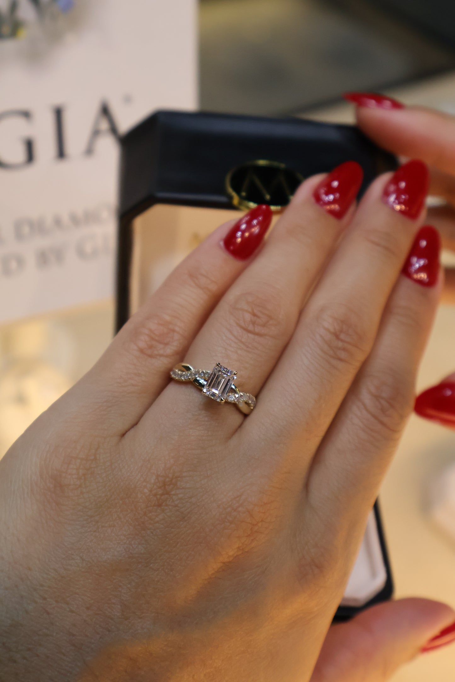 Anillo Zacil en oro con diamante de laboratorio corte esmeralda 1.00ct