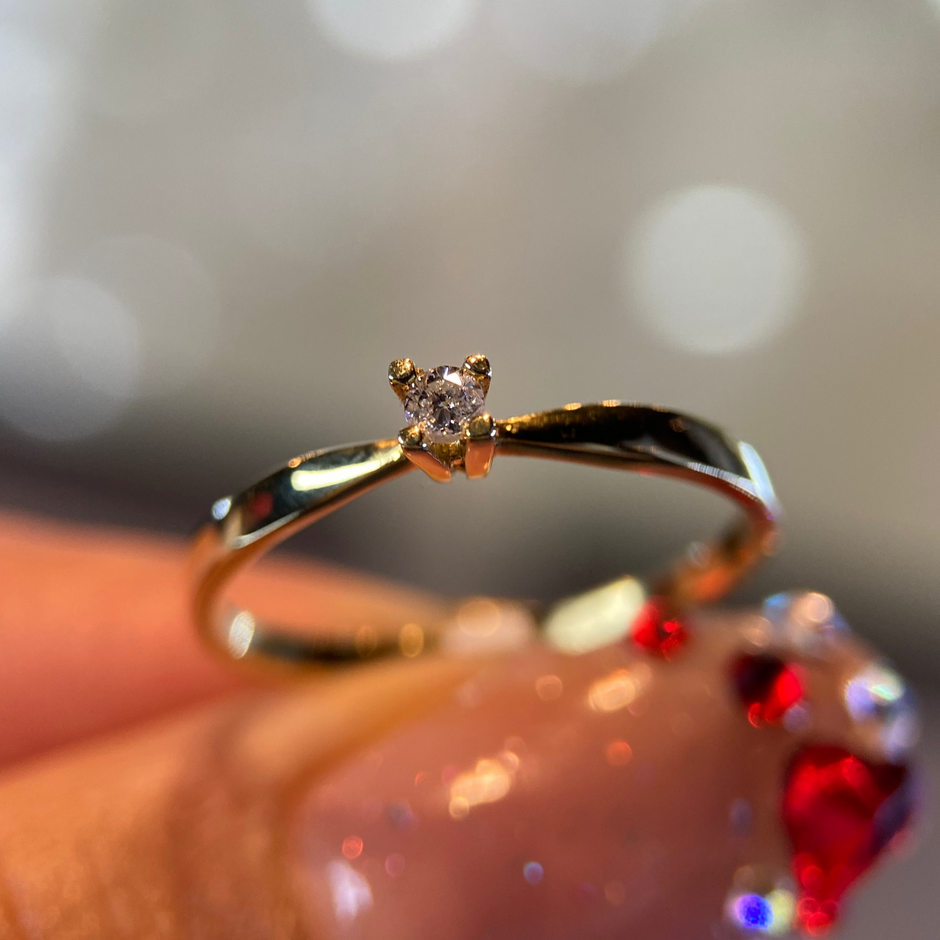 Anillo en Oro Amarillo de 14k con Diamante Natural .03cts  Mod: OF2145
