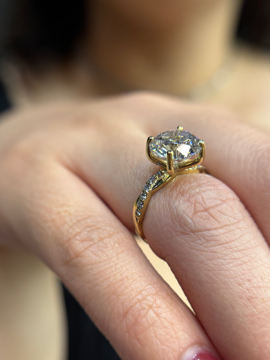 Anillo Charlize en oro con diamante de laboratorio corte redondo 3.00 ct