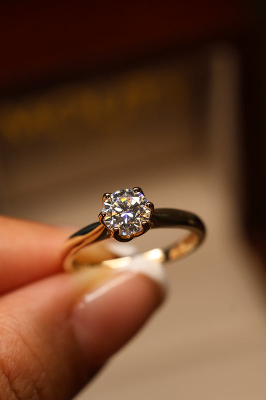 Anillo Briana en Oro Amarillo 10k 1cts con Moissanita GRA Modelo 15893