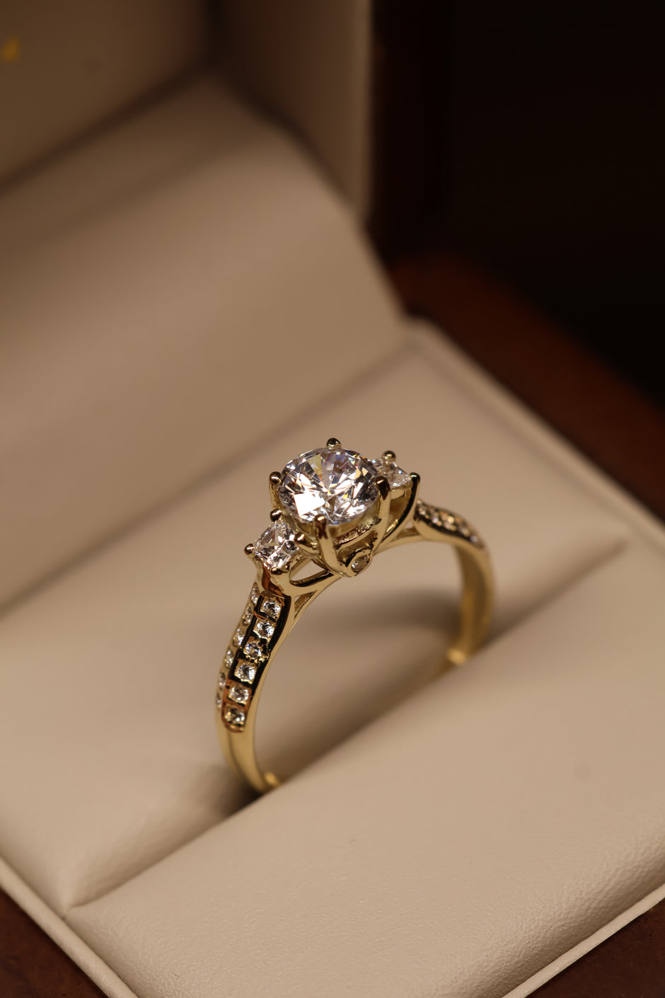 Anillo Azucena  en Oro Amarillo 14k con Circonia