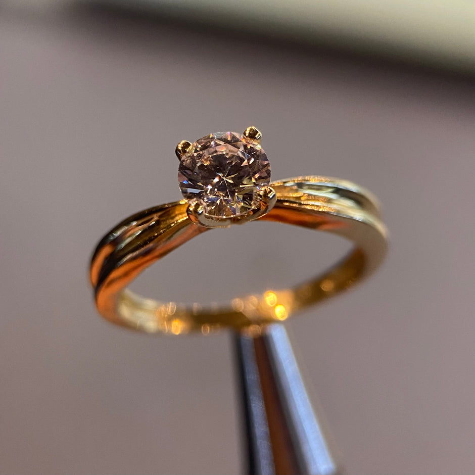 Anillo de compromiso en oro