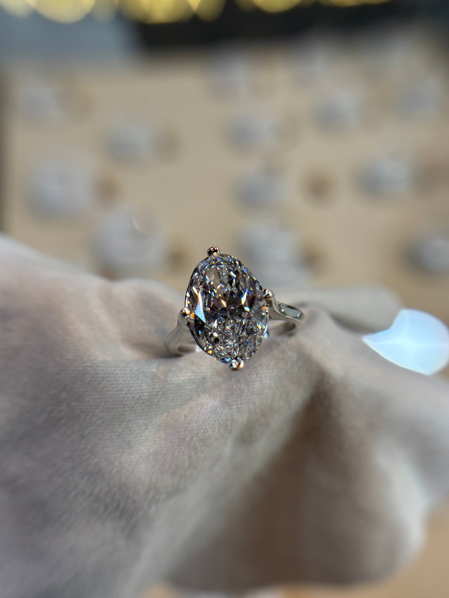 Anillo Annelise en oro con diamante de laboratorio corte oval 5.00ct