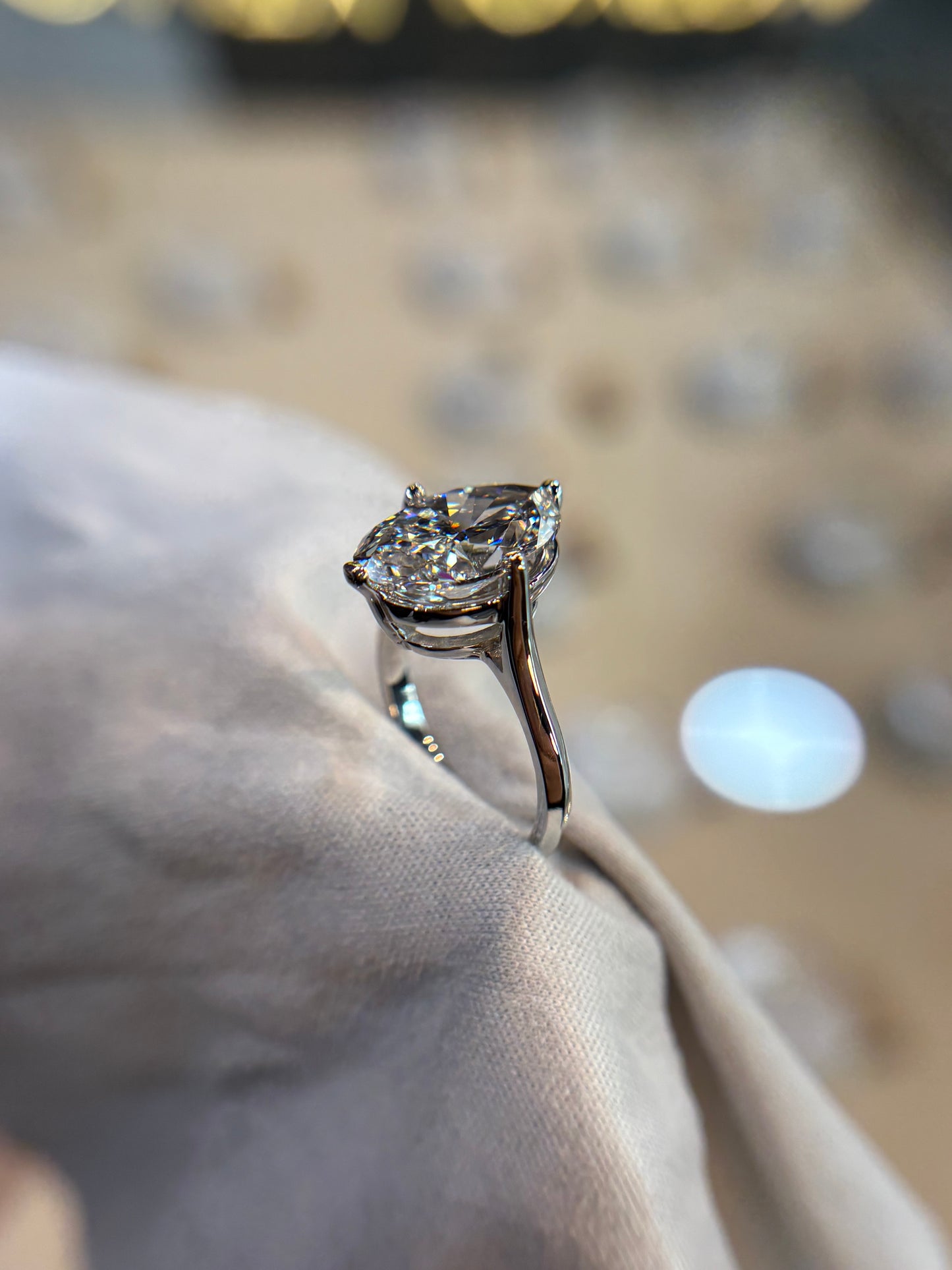 Anillo Annelise en oro con diamante de laboratorio corte oval 5.00ct