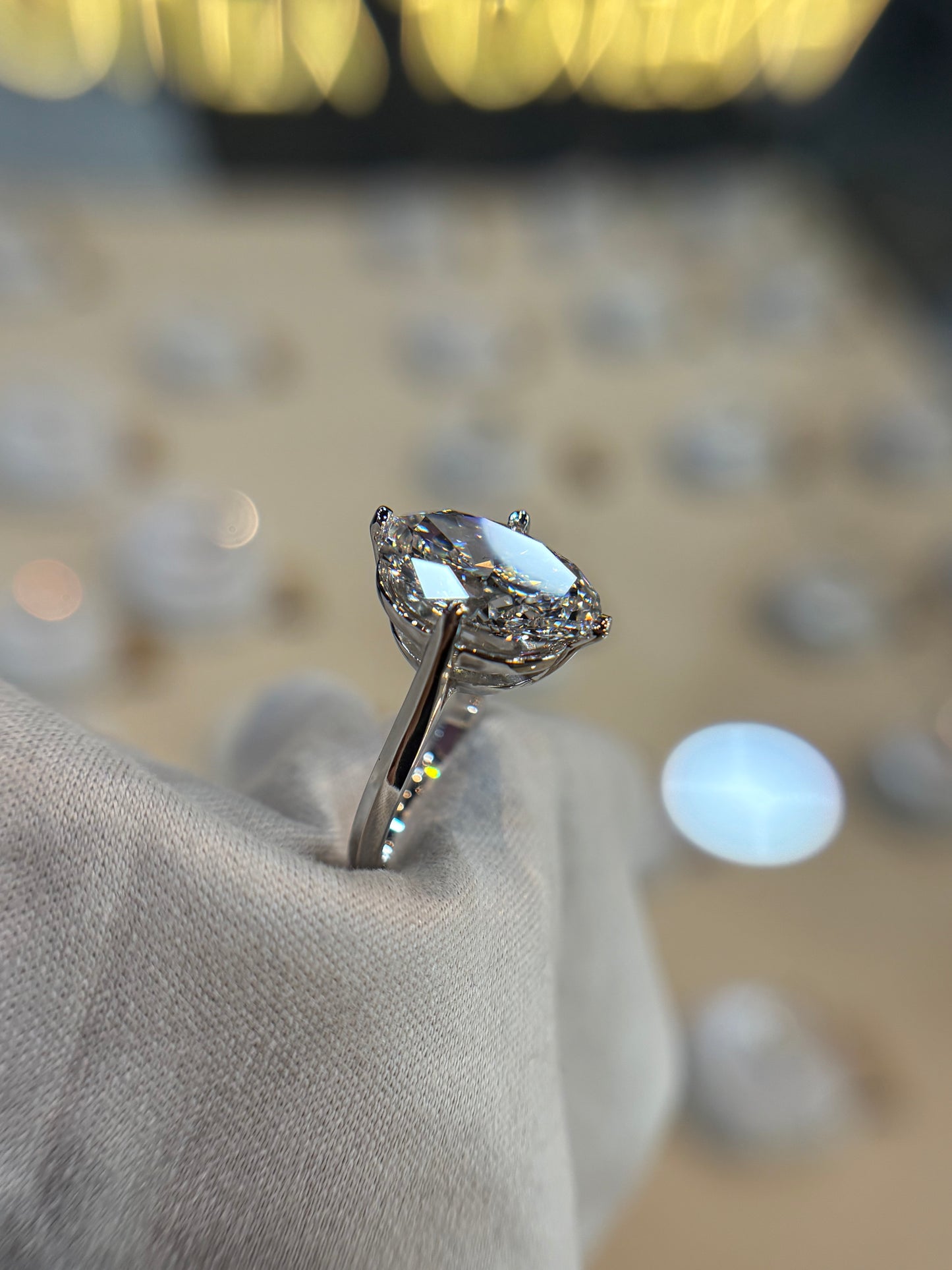 Anillo Annelise en oro con diamante de laboratorio corte oval 5.00ct