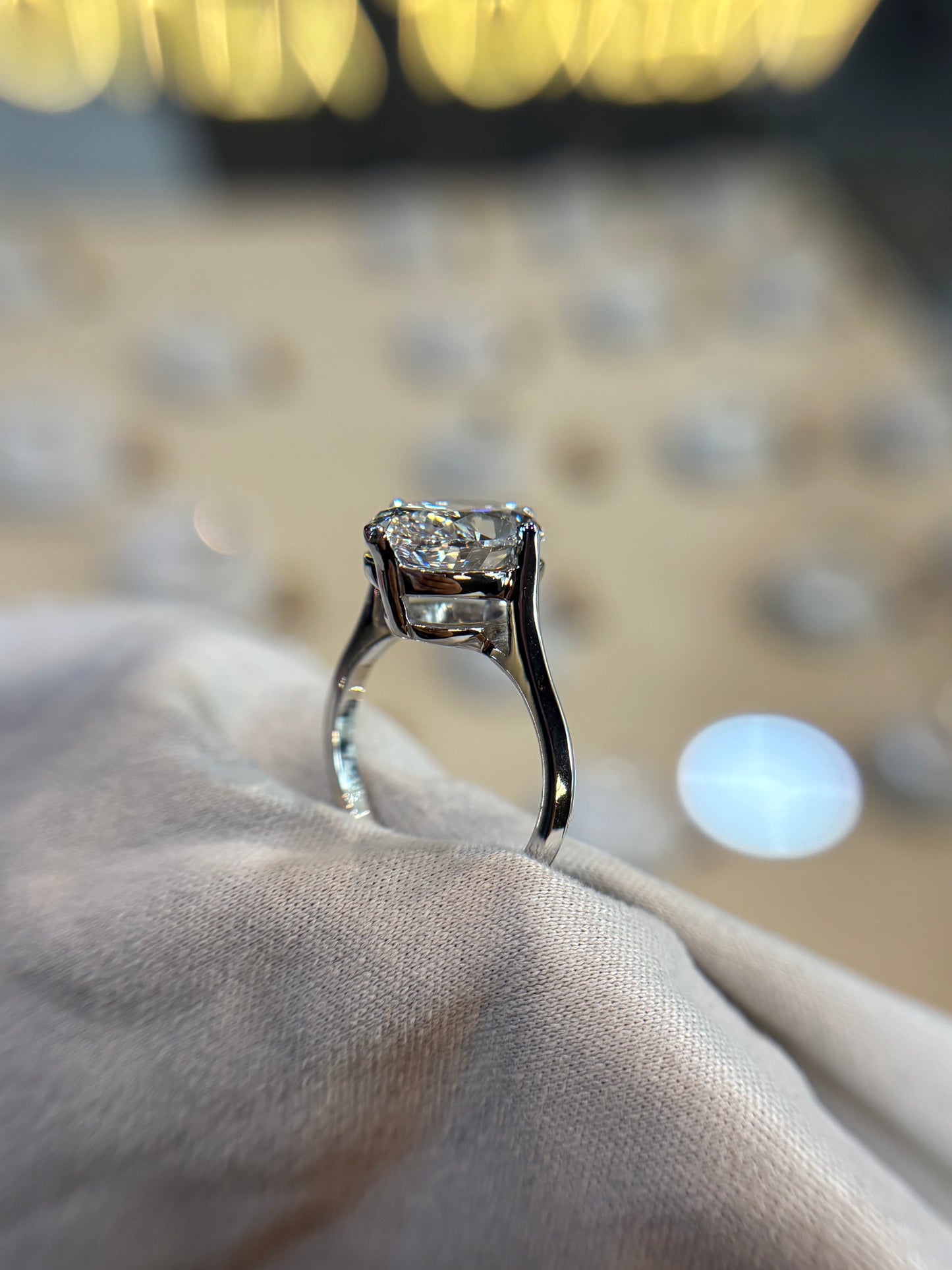 Anillo Annelise en oro con diamante de laboratorio corte oval 5.00ct