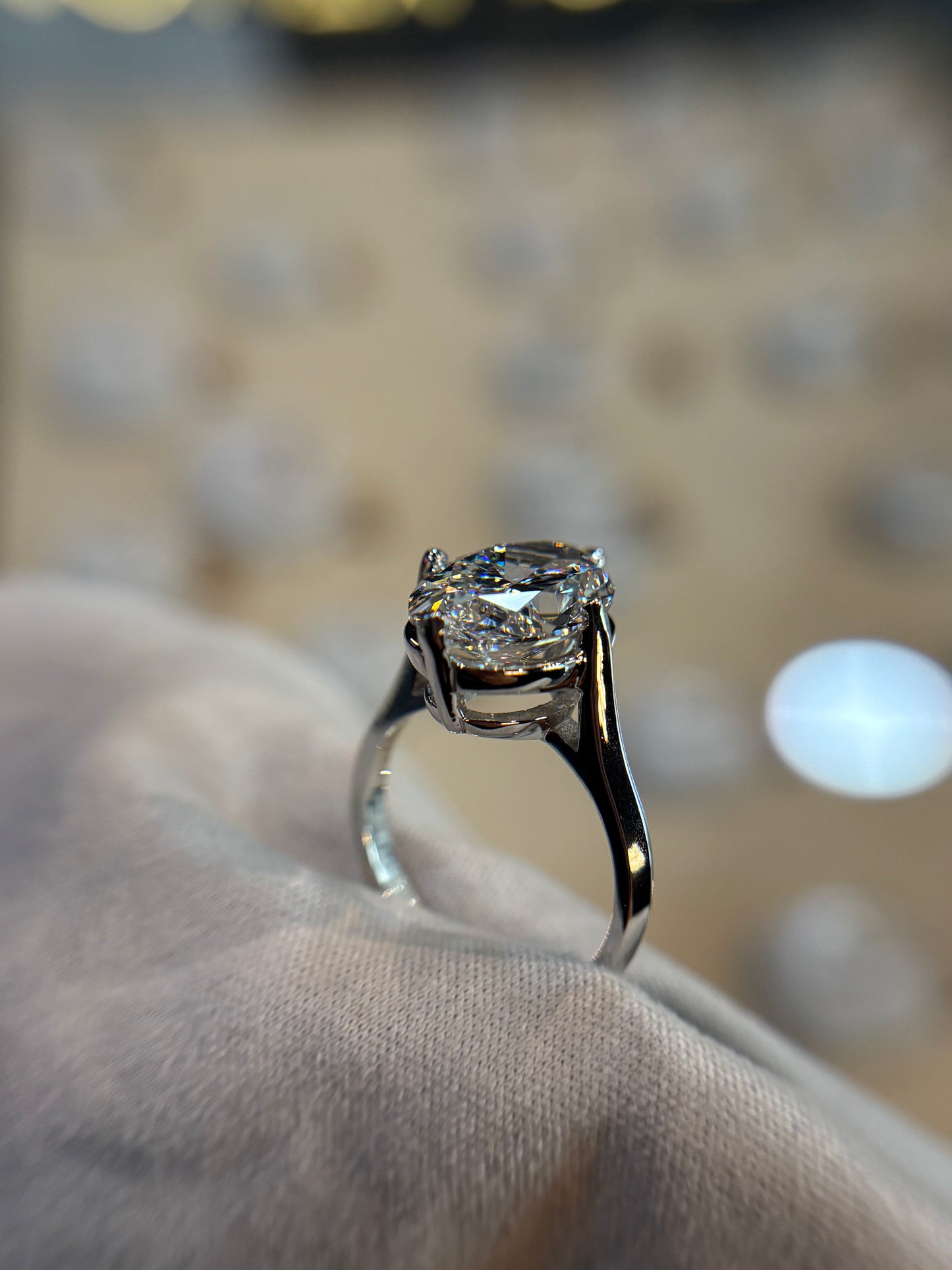 Anillo Annelise en oro con diamante de laboratorio corte oval 5.00ct
