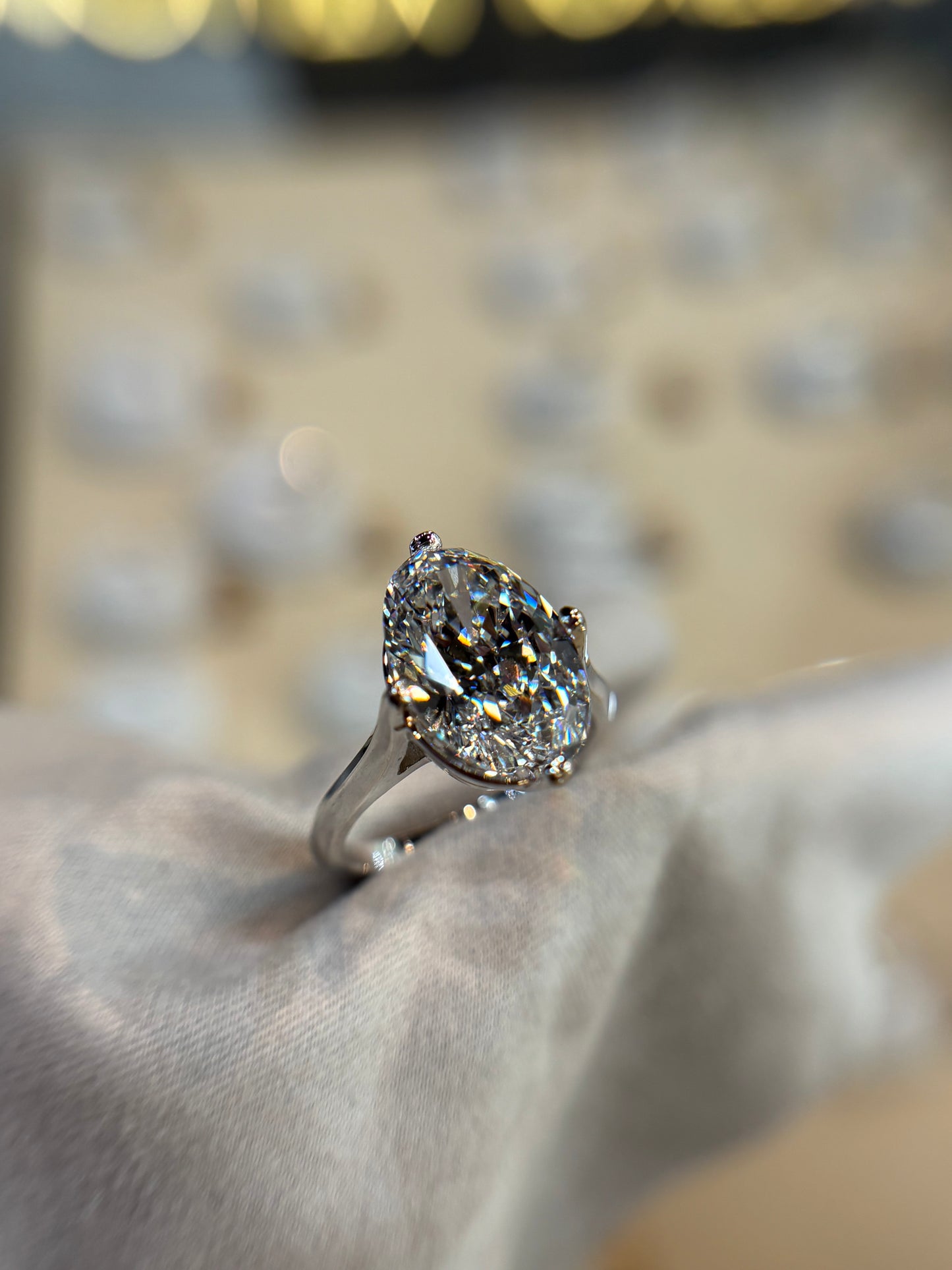 Anillo Annelise en oro con diamante de laboratorio corte oval 5.00ct