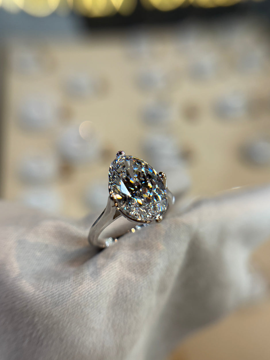 Anillo Annelise en oro con diamante de laboratorio corte oval 5.00ct