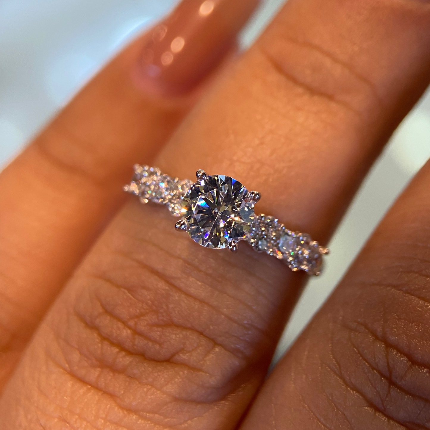Anillo Danna en oro con diamante de laboratorio corte redondo 1.00 ct