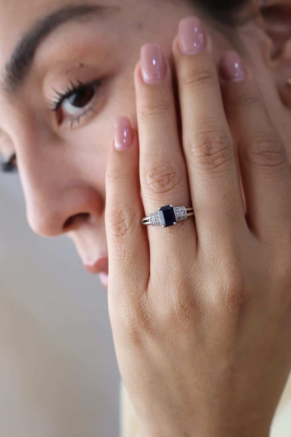 Anillo Desiree en Oro Blanco 14k  con Zafiro 0.70 ct
