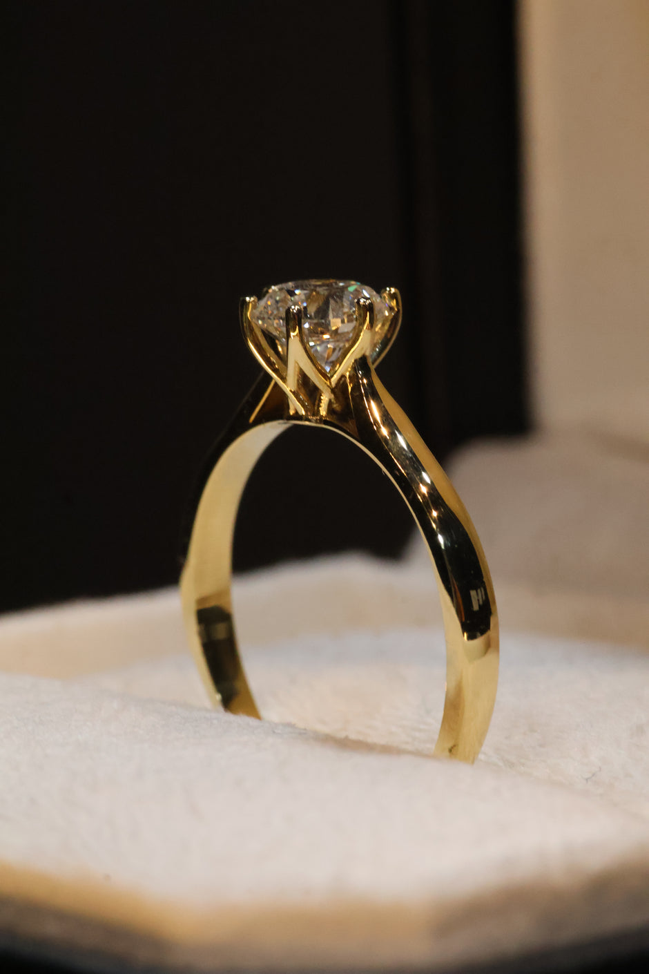 Anillo Magnolia en oro con diamante natural GIA corte redondo 1.00 ct. Calidad Signature