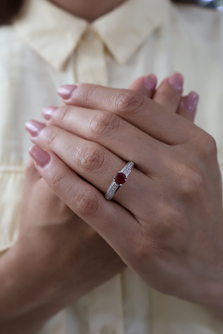 Anillo Ariel en Oro Blanco 14k con Rubi 0.60 ct