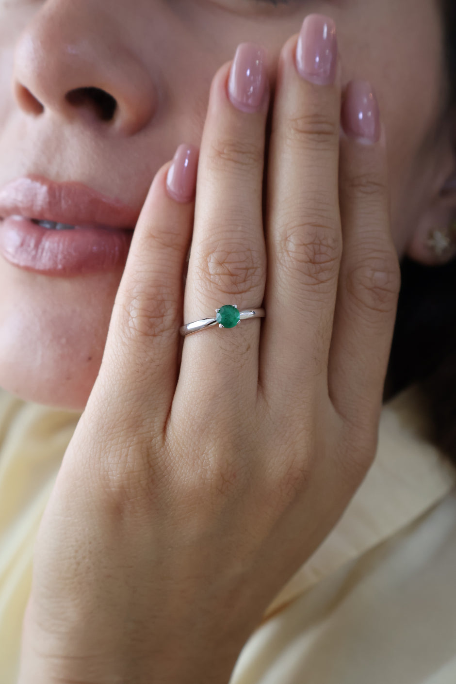 Anillo Alaia en Oro Blanco 14k con Esmeralda 0.50 ct