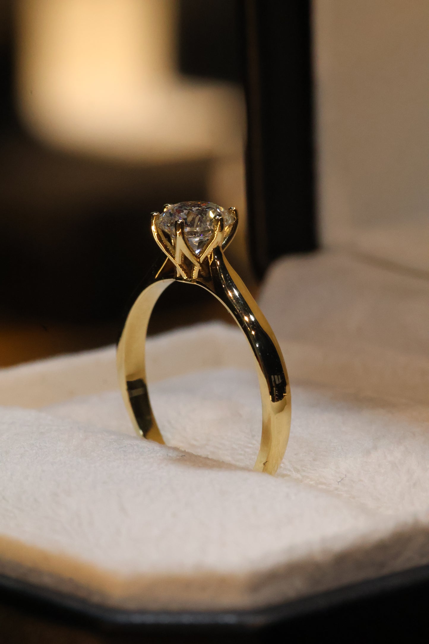 Anillo Magnolia en oro con diamante natural GIA corte redondo 1.00 ct. Calidad Signature