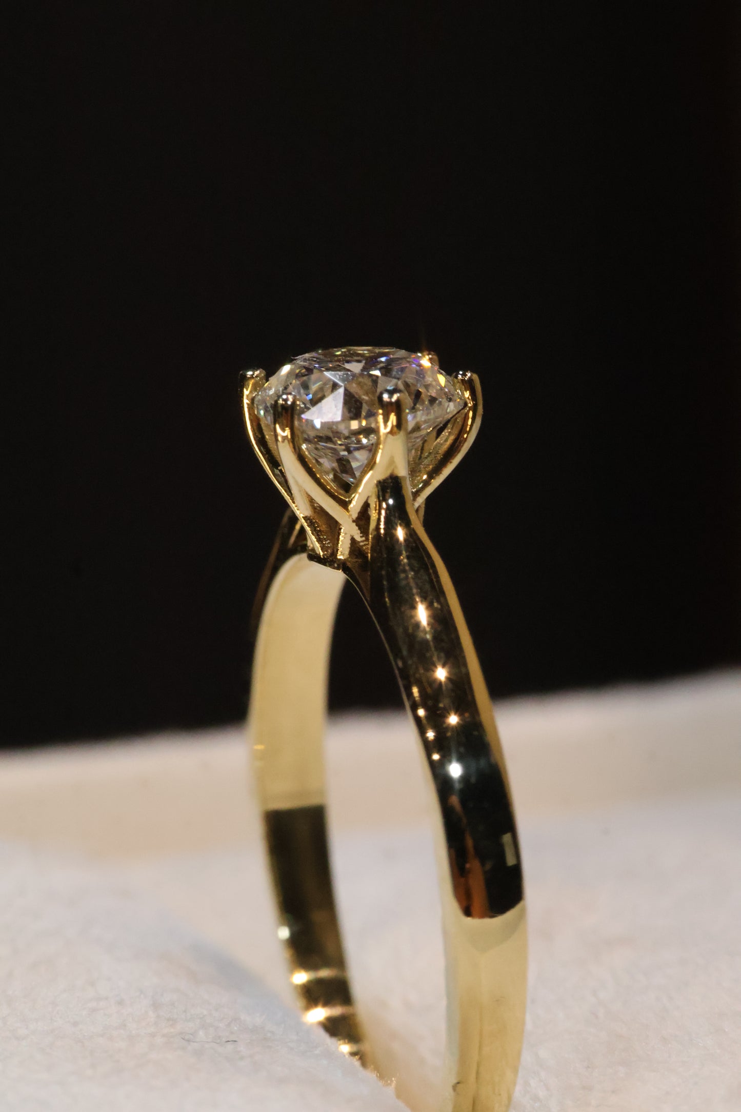 Anillo Magnolia en oro con diamante natural GIA corte redondo 1.00 ct. Calidad Signature