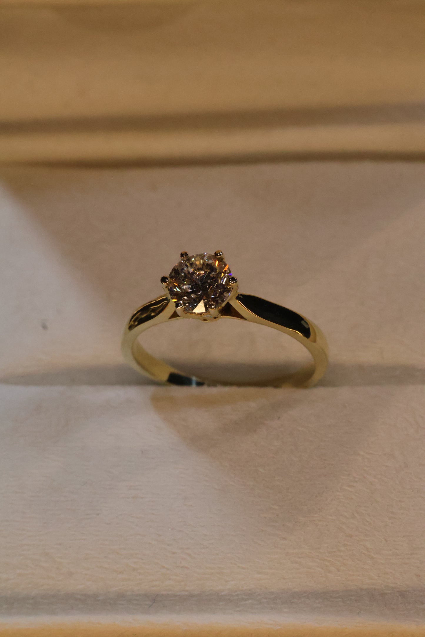Anillo Magnolia en oro con diamante natural GIA corte redondo 1.00 ct. Calidad Signature