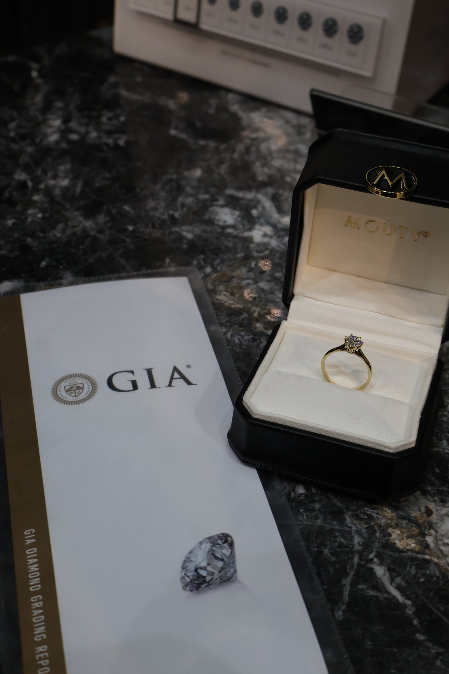 Anillo Magnolia en oro con diamante natural GIA corte redondo 1.00 ct. Calidad Signature