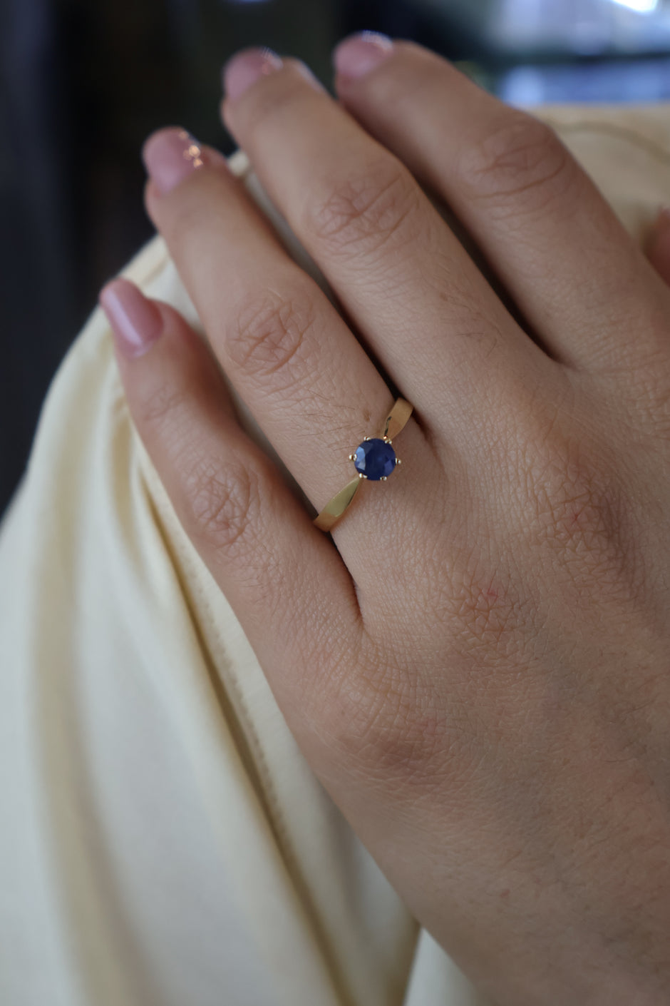 Anillo Kehlani en Oro Amarillo 14k con Zafiro 0.60 ct