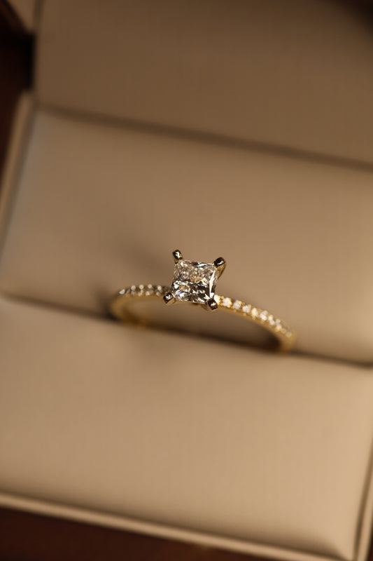 Anillo Soleil Oro Amarillo 14K con Diamante de Laboratorio de .55ct IGI